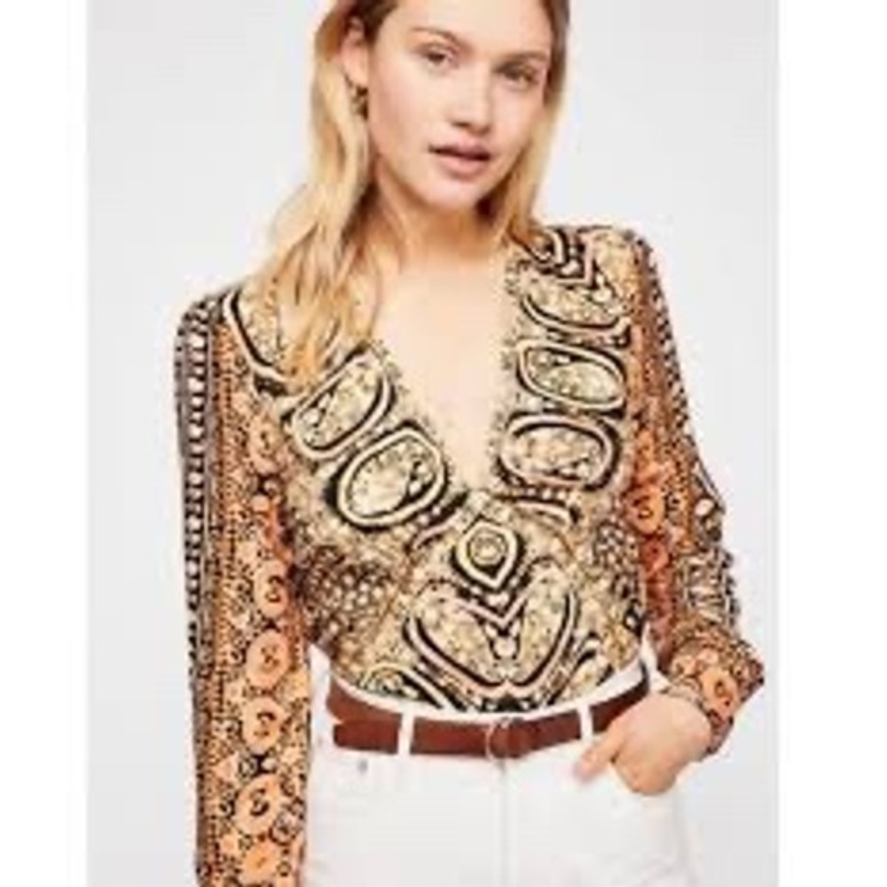 085. Free People Orange Paisley Medallion Smocked V-Neck Long Sleeve Top Large